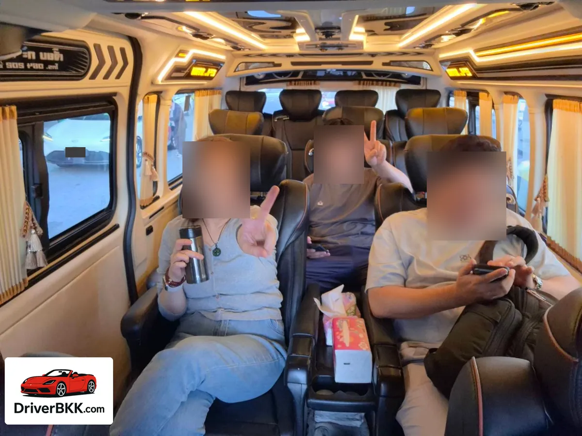ผู้โดยสารสามคนนั่งภายในรถตู้ Toyota Commuter ระหว่างบริการรับส่งสนามบิน